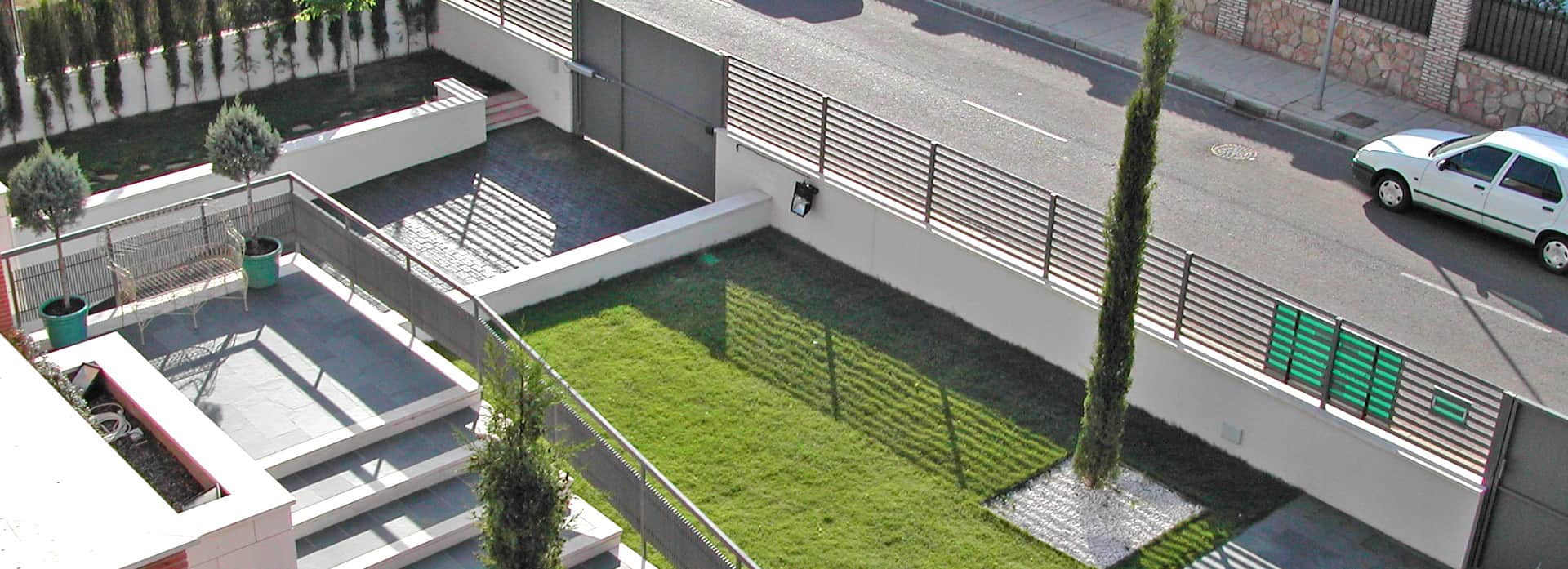 cancela metálica en un edificio